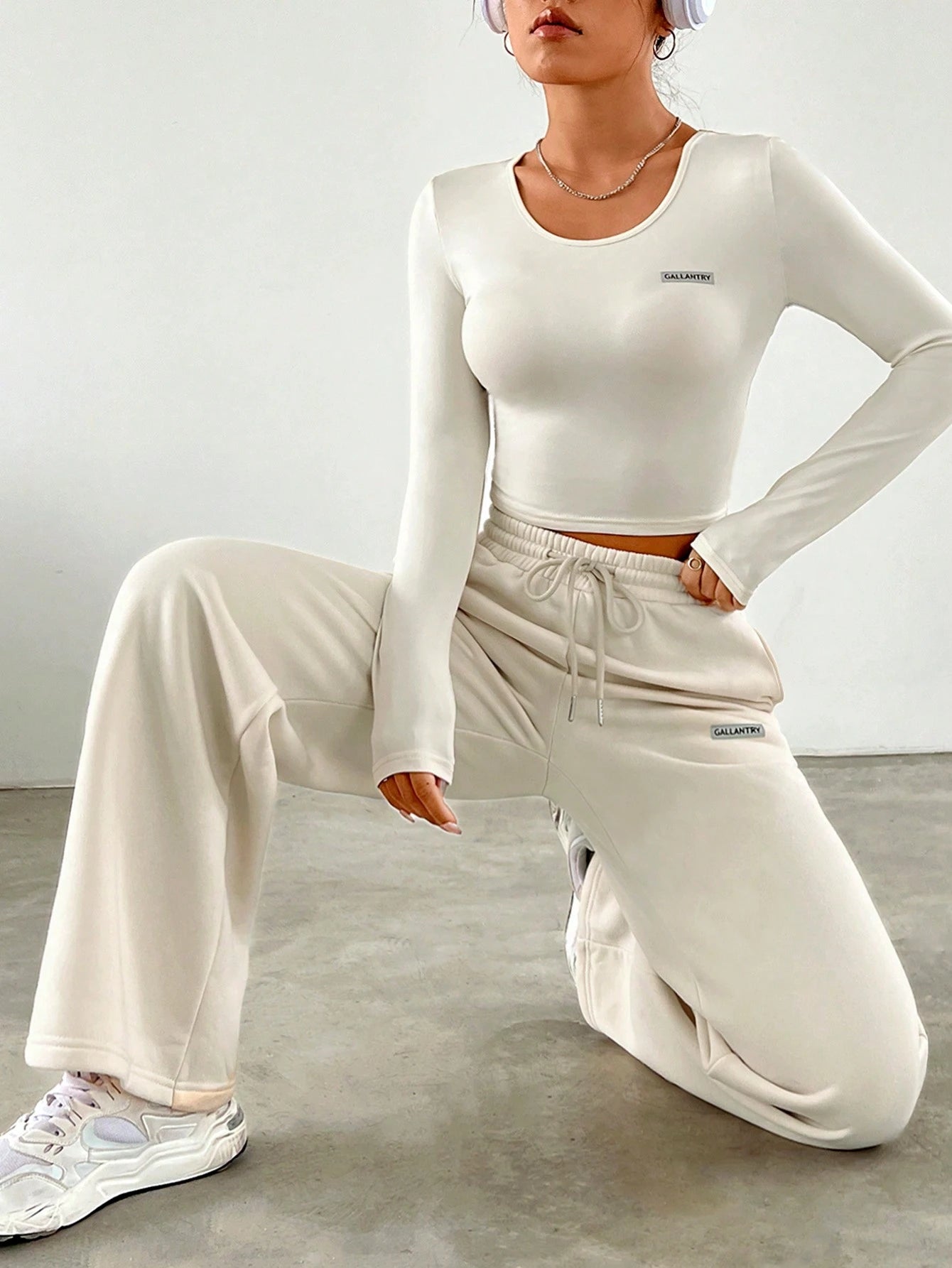 Ezwear Letter Graphic Crop Tee & Drawstring Waist Sweatpants Two Pieces Set