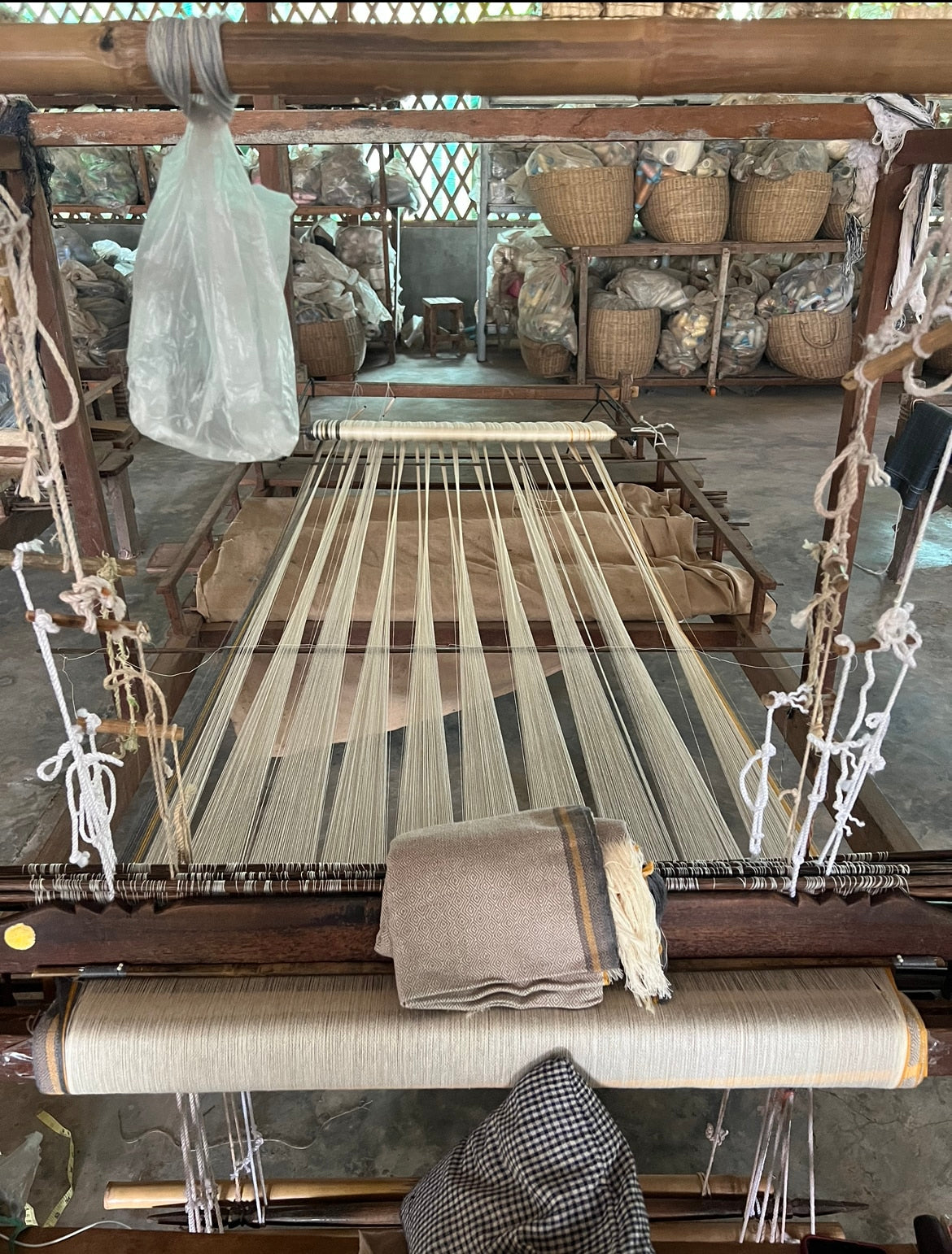 Le krama Viravarman devant le temple Beng Melea