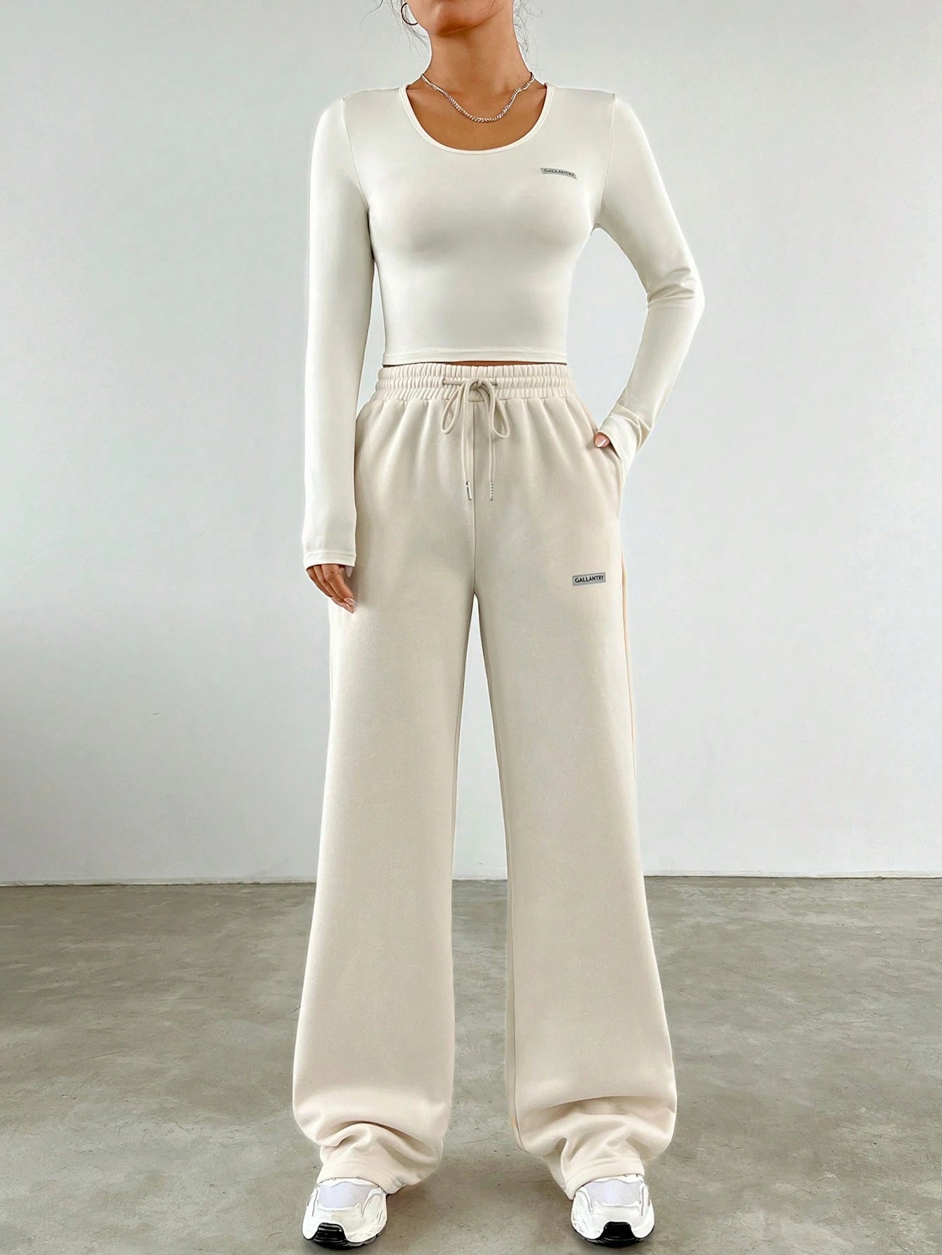 Ezwear Letter Graphic Crop Tee & Drawstring Waist Sweatpants Two Pieces Set